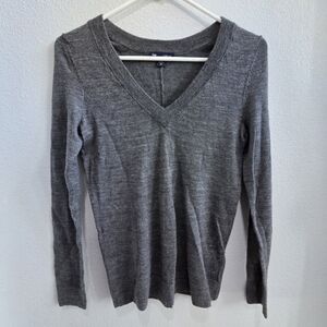 Gap grey fitted, long sleeved, v-neck sweater size XS
